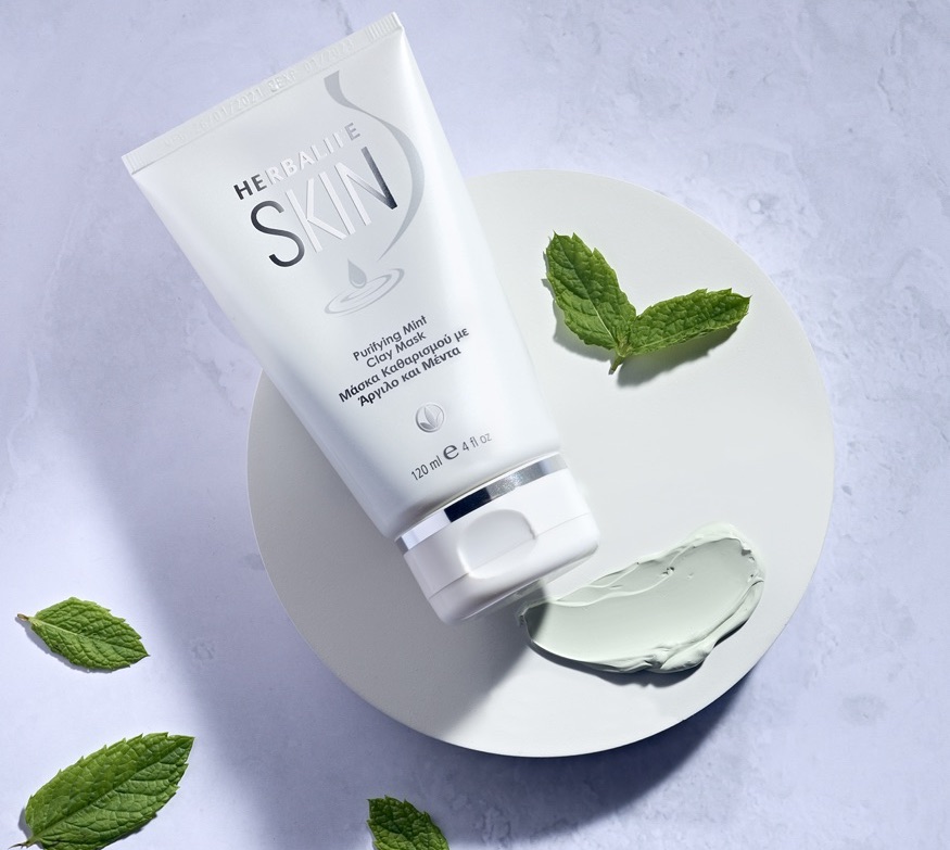 Herbalife SKIN Mască purificatoare pe bază de argilă și mentă - textură și frunze de mentă